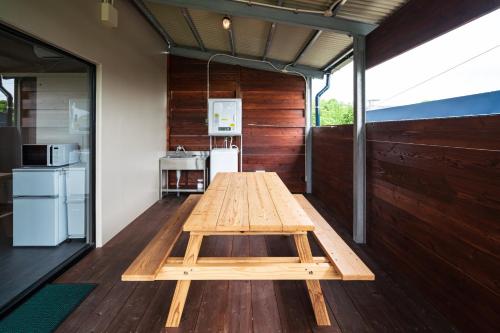 une table en bois au milieu d'une cuisine dans l'établissement こてーじDo, à Nagura