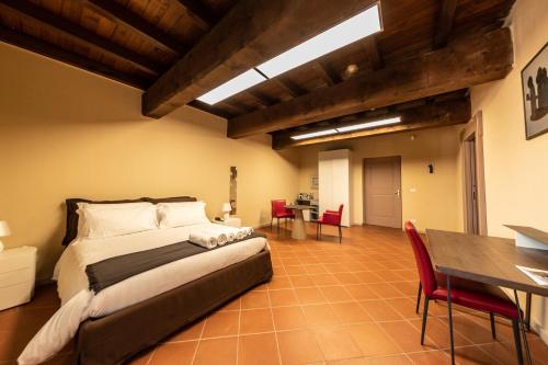 Una cama o camas en una habitación de Dimore Candriano - Irpinia