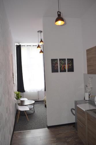 una cocina con una puerta que conduce a una habitación en Apartamenty Rynek X en Przemyśl