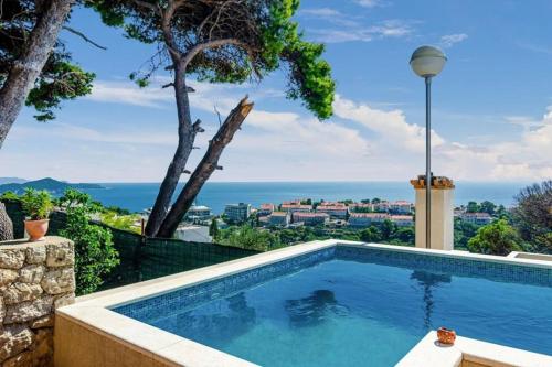Wave n' Sea Apartment With a Private Pool