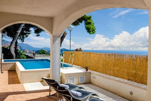 Wave n' Sea Apartment With a Private Pool