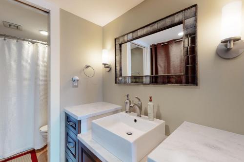 een badkamer met een witte wastafel en een spiegel bij Rehoboth Beach --- Star of the Sea #604 in Rehoboth Beach