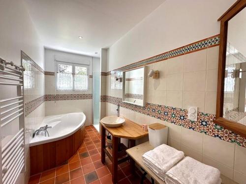 une salle de bain avec une baignoire, des toilettes et un lavabo dans l'établissement Maison avec piscine, à Caro