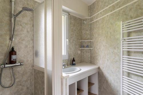 une salle de bain avec un lavabo et une douche dans l'établissement Le clos de la Roche Angevin - Charmante maison 6 voyageurs, à Cancale