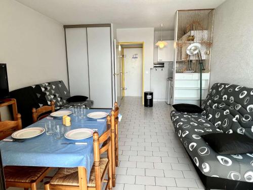 uma sala de estar com uma mesa azul e um sofá em Appartement Argelès-sur-Mer, 1 pièce, 4 personnes - FR-1-225-422 em Argelès-sur-Mer