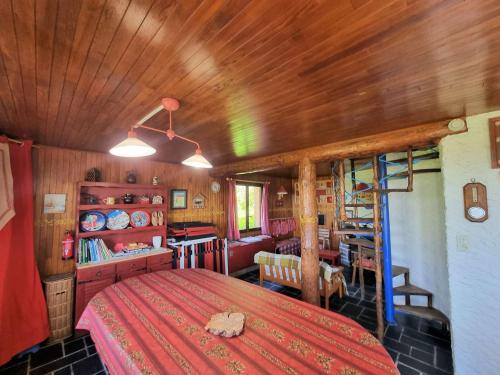 una camera con letto e soffitto in legno di Chalet Saint-Michel-de-Chaillol, 10 pièces, 18 personnes - FR-1-393-82 a Saint-Michel-de-Chaillol