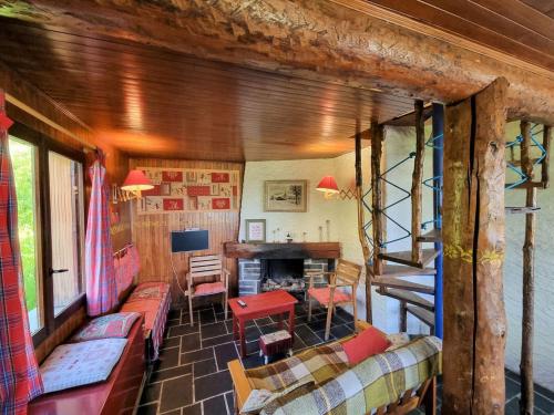 - un salon avec des canapés et un bureau dans une maison dans l'établissement Chalet spacieux 18 pers. avec jardin, 7 chambres, cheminées, animaux admis - Saint-Michel-de-Chaillol - FR-1-393-82, à Saint-Michel-de-Chaillol