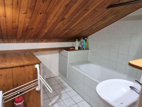 ein Badezimmer mit einer Badewanne und einem Waschbecken in der Unterkunft Chalet Saint-Michel-de-Chaillol, 10 pièces, 18 personnes - FR-1-393-82 in Saint-Michel-de-Chaillol