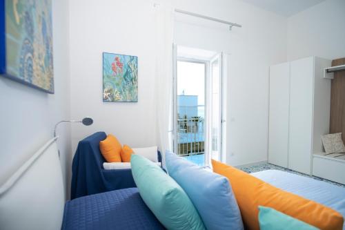 salon z niebieskimi i pomarańczowymi poduszkami w obiekcie DOMUS LINA w Sorrento