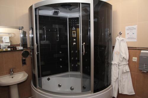 A bathroom at Kleopatra VIP hotel