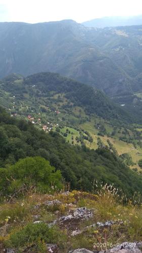 vistas a un valle desde la cima de una montaña en Jelena en Pluzine