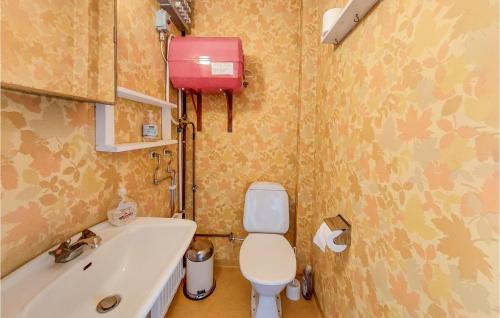 La petite salle de bains est pourvue de toilettes et d'un lavabo. dans l'établissement Amazing Home In Osby With House A Panoramic View, à Osby