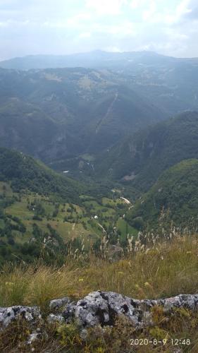 vistas a un valle desde la cima de una montaña en Jelena en Pluzine