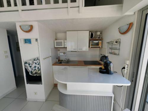 Photo de la galerie de l'établissement T2 avec piscine, parking et terrasse vue mer au Cap d'Agde - FR-1-607-45, au Cap d'Agde