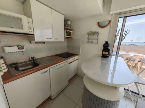 Photo de la galerie de l'établissement T2 avec piscine, parking et terrasse vue mer au Cap d'Agde - FR-1-607-45, au Cap d'Agde