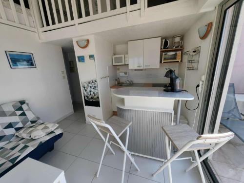 Photo de la galerie de l'établissement T2 avec piscine, parking et terrasse vue mer au Cap d'Agde - FR-1-607-45, au Cap d'Agde