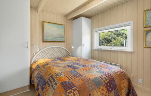 een slaapkamer met een bed en een raam bij Nice Home In Haderslev With House Sea View in Hejlsminde