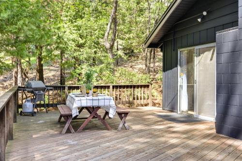 Patio nebo venkovní prostory v ubytování Deck and Fire Pit Stunning Twain Harte Cabin!