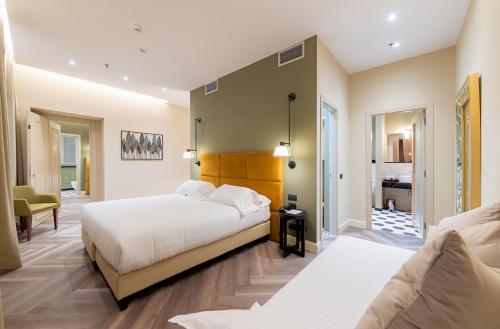sypialnia z 2 łóżkami i salon w obiekcie Hotel Astoria w Genui