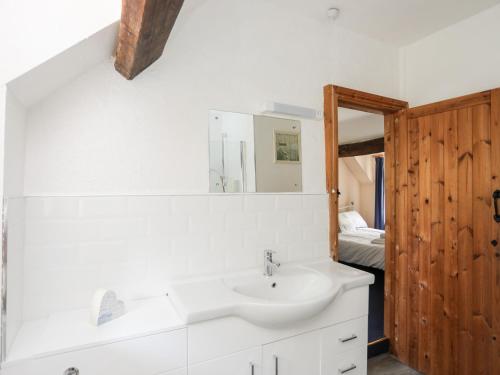 a bathroom with a sink and a mirror at Gilfachwydd in Dolgellau