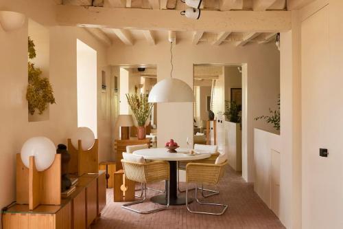 uma sala de jantar com mesa e cadeiras em Casa Josephine Riofrío - retiro a 1 h de Madrid em La Losa