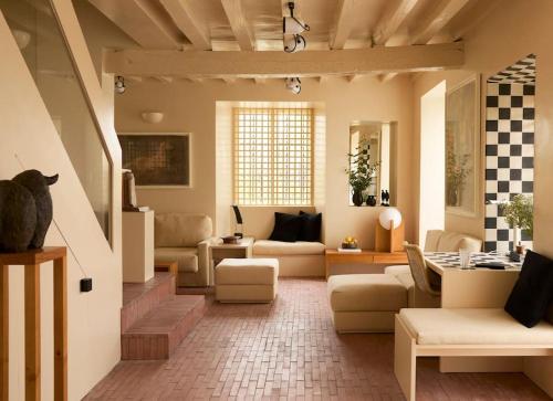 uma sala de estar com sofás e uma mesa em Casa Josephine Riofrío - retiro a 1 h de Madrid em La Losa