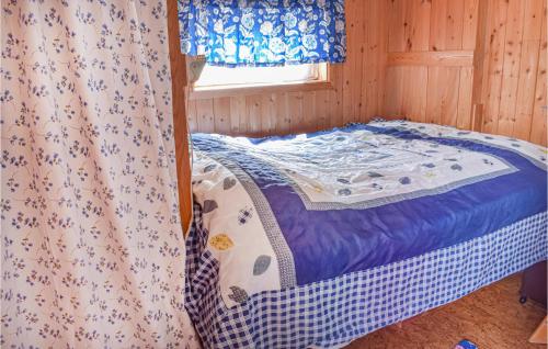 Seierstad的住宿－拉爾維克韋斯特馬克度假屋，木床间的小床,带窗帘