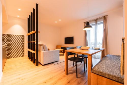 een woonkamer en eetkamer met een tafel en een bank bij Port Plaza Apartments in Tarragona