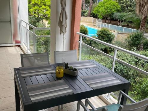 Hyères : T2 avec clim, piscine & parking au Port - FR-1-335-190