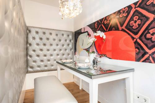Platinum Suite Picasso-Inspired REMS