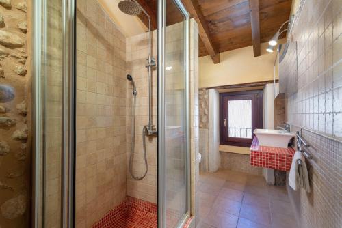 uma casa de banho com um chuveiro e um lavatório. em Casa del Sol em Búger