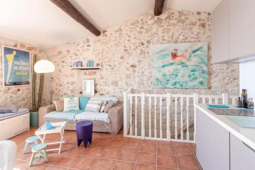 uma cozinha e sala de estar com um sofá e um berço em A9 fantastic sea view AC 1 br Old Antibes em Antibes