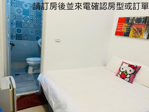 南灣的住宿－海灣旅店，一间小卧室,配有一张床和一个卫生间