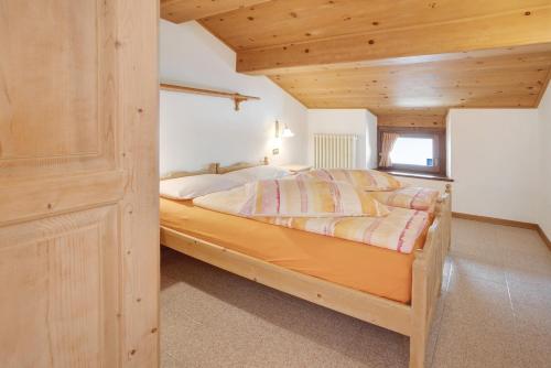 a bedroom with a bed in a wooden room at Appartamenti Elisabetta n1 in Livigno