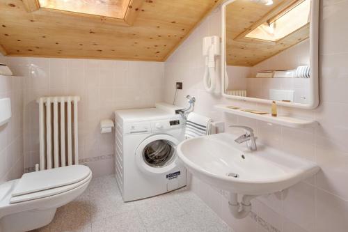 a bathroom with a washing machine and a sink at Appartamenti Elisabetta n1 in Livigno
