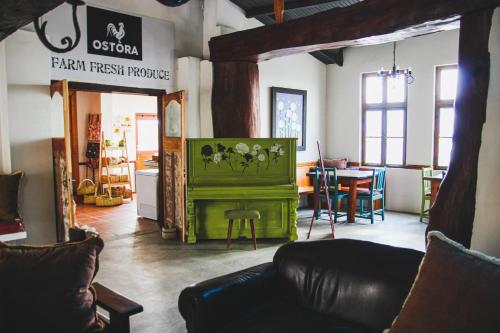 salon z zielonym kominkiem i stołem w obiekcie The Residence at Villa Wiese w mieście Swakopmund