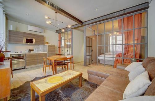 un salon avec un canapé et une table dans l'établissement Red & Bleue YourHostHelper, à Cannes