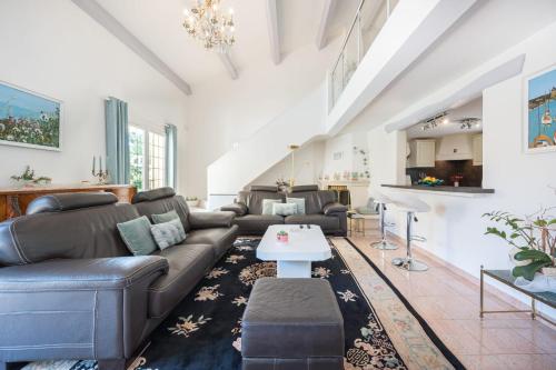 Photo de la galerie de l'établissement LA CARONATH Villa for 7 by Sunset, à Roquefort-les-Pins