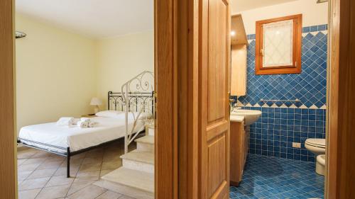 - Baño con 1 dormitorio con 1 cama y aseo en Welcomely - La Porta Sul Mare en Golfo Aranci