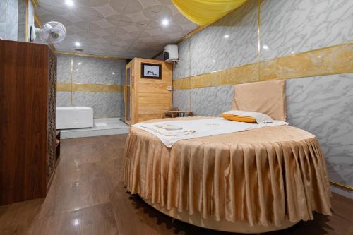 een slaapkamer met een bed met een deken erop bij DONG PHUONG HOTEL in Bao Loc