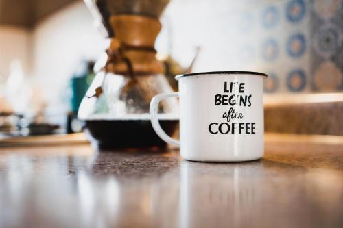 Eine Kaffeetasse, die sagt, das Leben beginnt nach dem Kaffee. in der Unterkunft Blue apartament in Sibiu