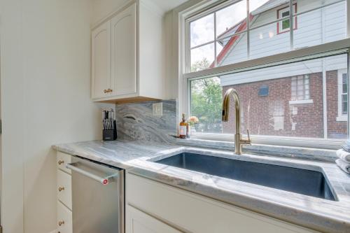 eine Küche mit einem Waschbecken und einem Fenster in der Unterkunft Pet-Friendly Cincinnati Retreat with Hot Tub in Blue Ash