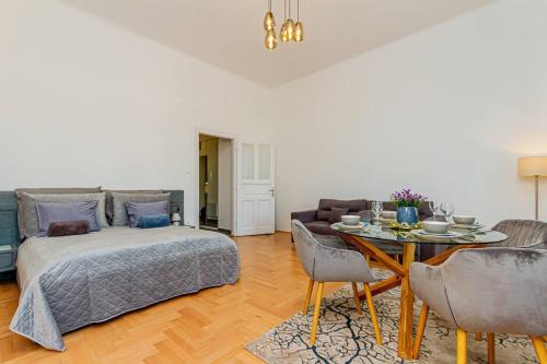 - un salon avec un lit et une table dans l'établissement BluebellHome-Castle District, à Budapest