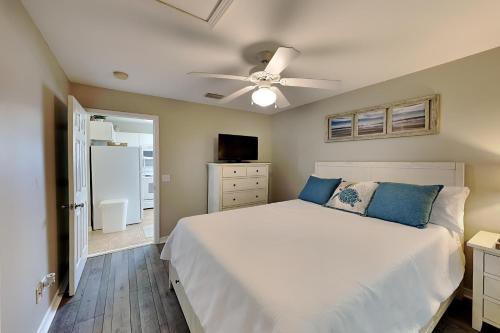 a bedroom with a white bed and a ceiling fan at Gulf Island #134 - White Sands Condo in Navarre
