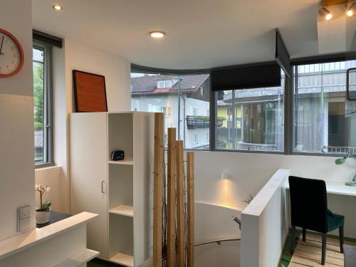 因斯布鲁克Holidayhome OMYXL的客房设有书桌、椅子和窗户。