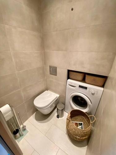 La salle de bains est pourvue de toilettes et d'un lave-linge. dans l'établissement Appt Standing StTropez terrasse Piscine Parking, à Saint-Tropez