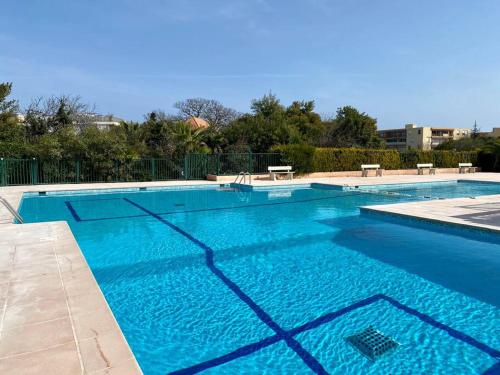une grande piscine avec de l'eau bleue dedans dans l'établissement Appt Standing StTropez terrasse Piscine Parking, à Saint-Tropez