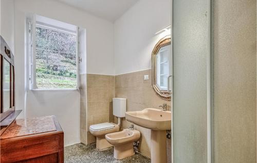 bagno con servizi igienici, lavandino e specchio di 3 Bedroom Amazing Home In Terrile a Uscio