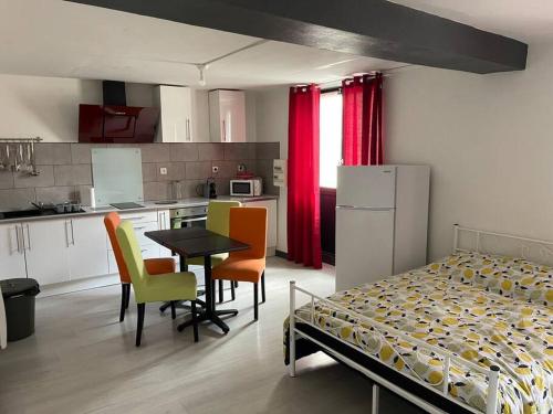 une chambre avec un lit, une table et des chaises dans l'établissement (B-1) Bourgueil Studio N•1, à Bourgueil