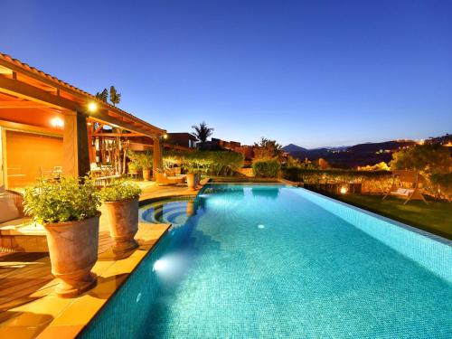 basen na podwórku domu w obiekcie Villa Lavanda by VillaGranCanaria w mieście Maspalomas